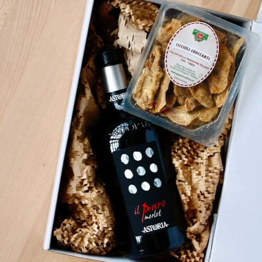 Poklon paket vino i snack s crnim vinom Merlot Il Puro i hrrskavim čvarcima