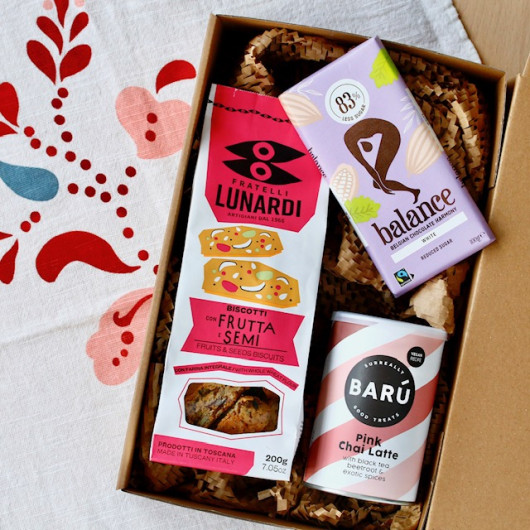 Poklon kutija s keksima, bijelom čokoladom i chai latte napitkom