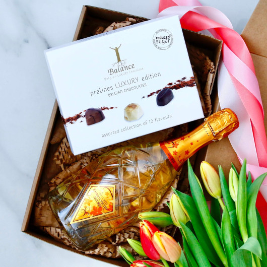 Slatki poklon (pjenušavo muškatno vino, praline bombonijera)