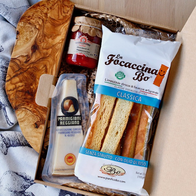 Poklon pakiranje sa sirom parmigiano reggiano, focaccia štapićima i džemom za sir