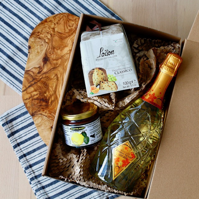 Poklon pakiranje pjenušavi muškat, panettone i sicilijanski džem