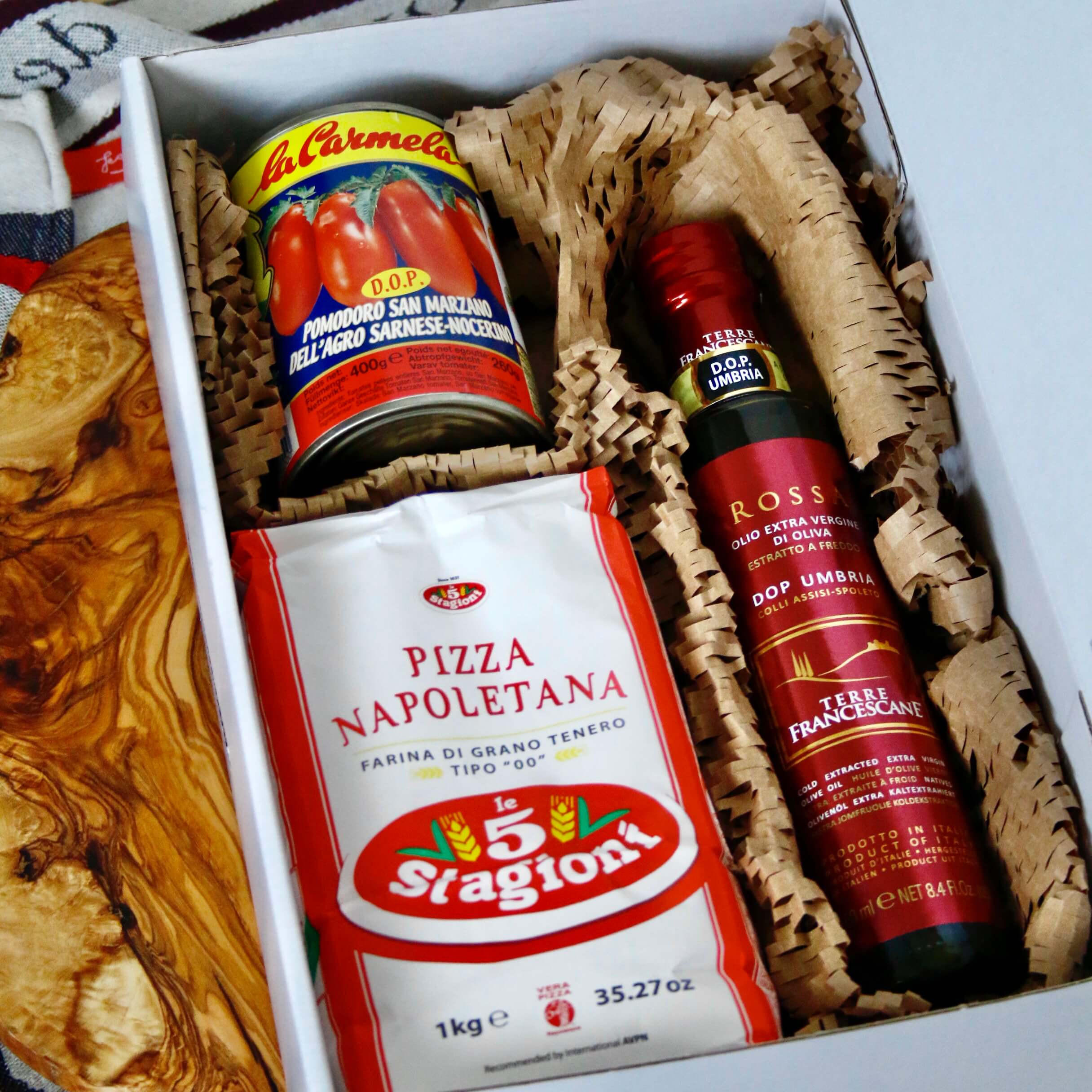 Napoletana poklon paket - pripremite pravu pizzu napoletano kod kuće (brašno verace pizza napoletana, pelati San Marzano, ekstra djevičansko maslinovo ulje) I OKUSI ITALIJE