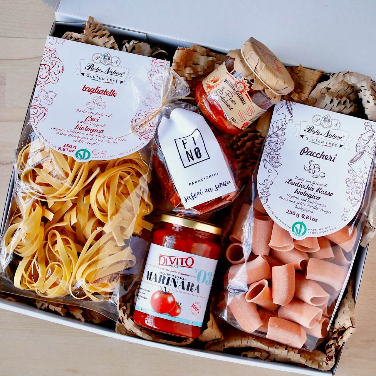 Poklon paket tjestenina bez glutena, pesto i paradajz umak