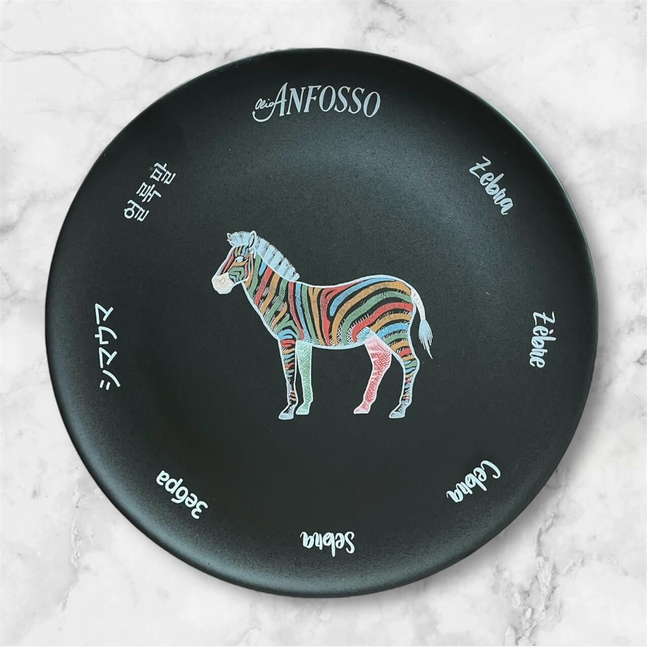 Crni keramički tanjur zebra